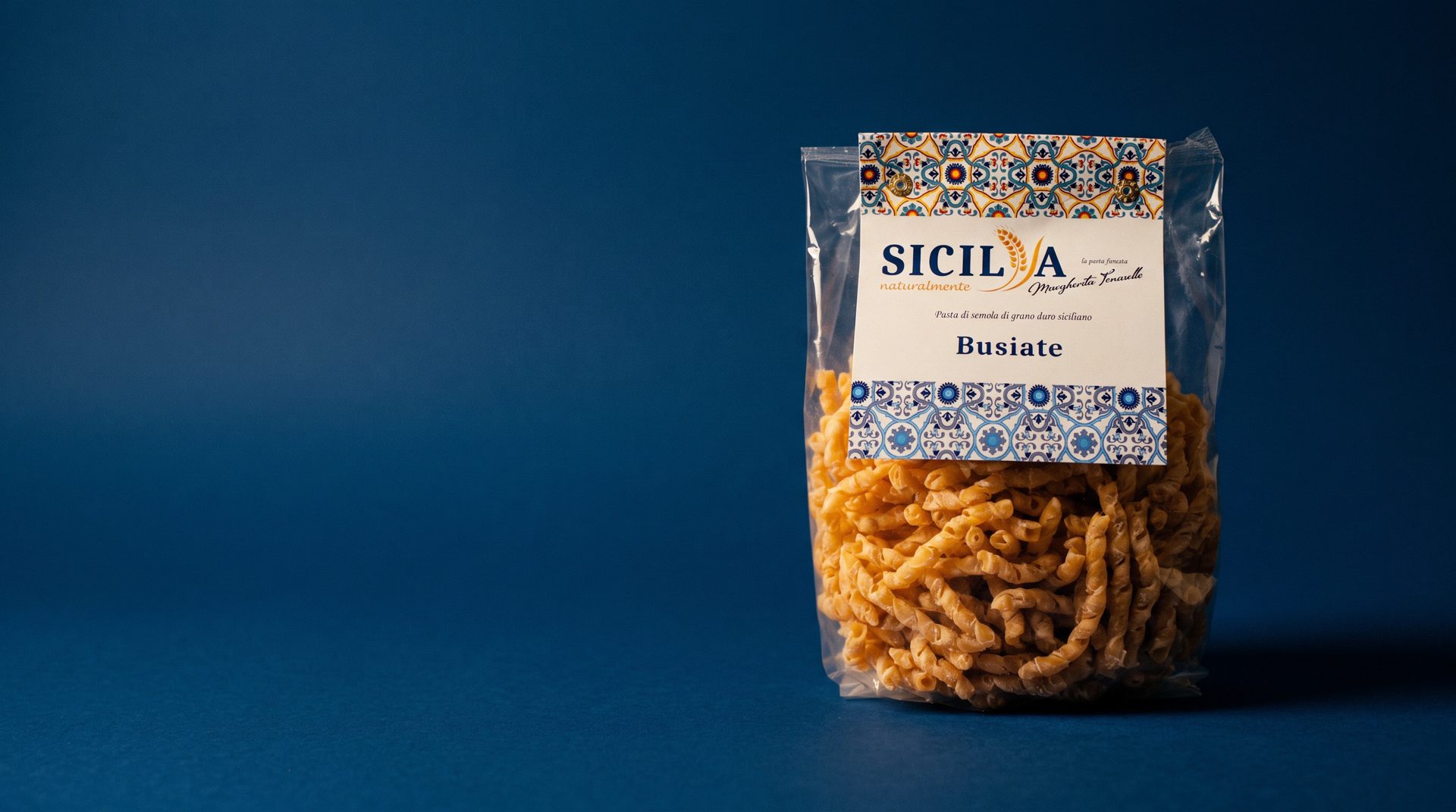 Busta di busiate Sicilia naturalmente, con la fascia di maiolica dipinta e la spiga d'oro